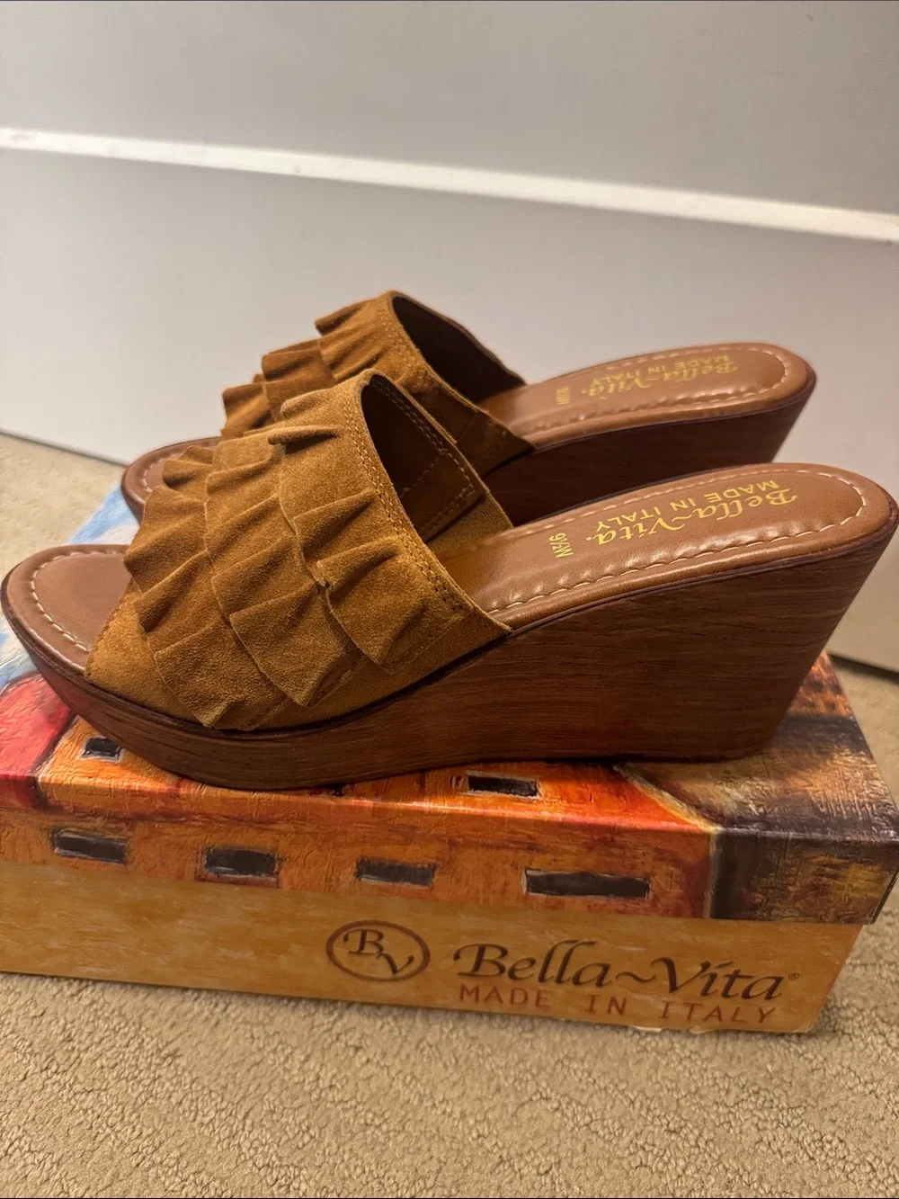 🆕 Bella Vita Bey Tan Suede Ruffle Wedge Slide. 9.5. New in box!🔥